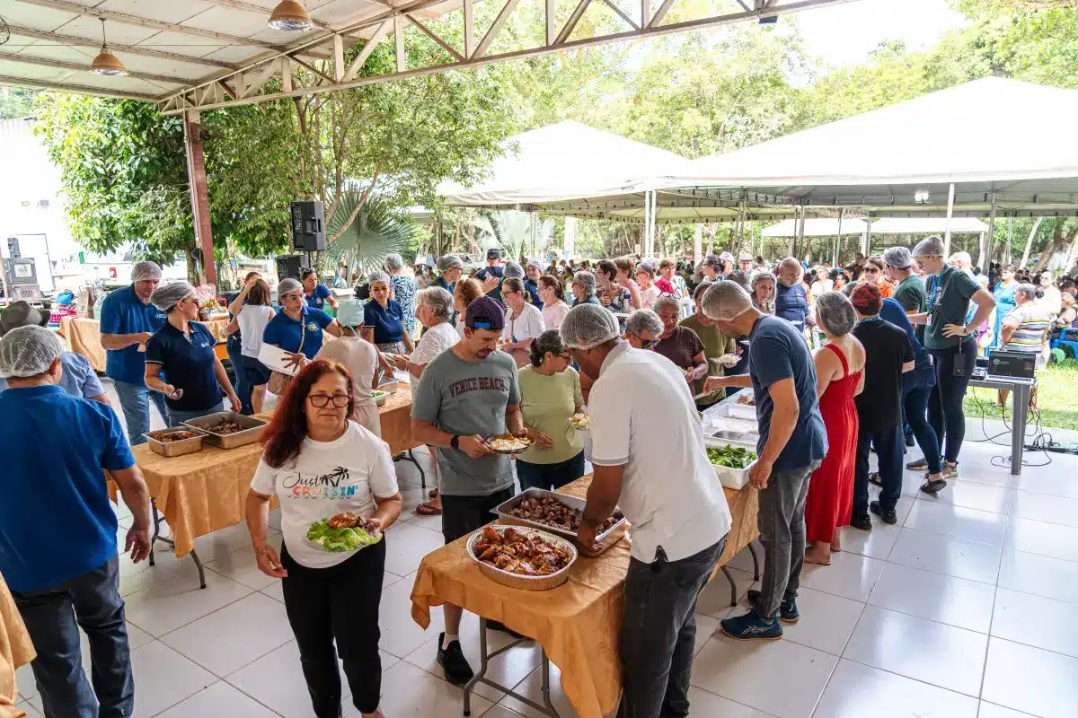Entrega de cestas básicas durante o Projeto Idoso Feliz, em Lucas do Rio Verde