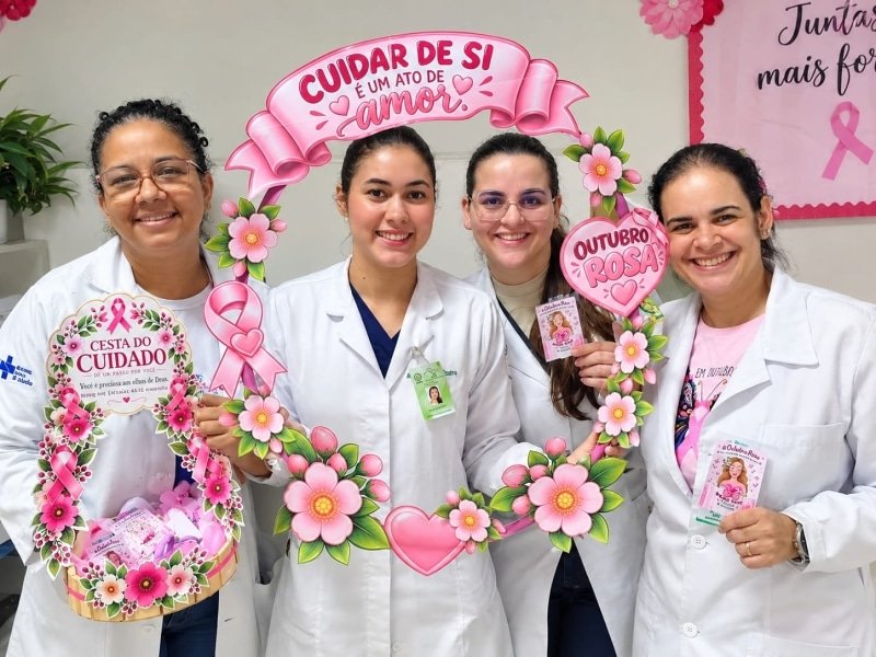 Profissionais de saúde durante ação do Outubro Rosa em Sinop