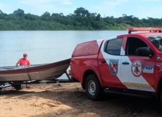Viatura e barco do Corpo de Bombeiros às margens de um rio