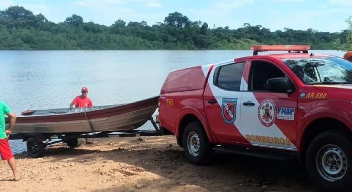 Viatura e barco do Corpo de Bombeiros às margens de um rio