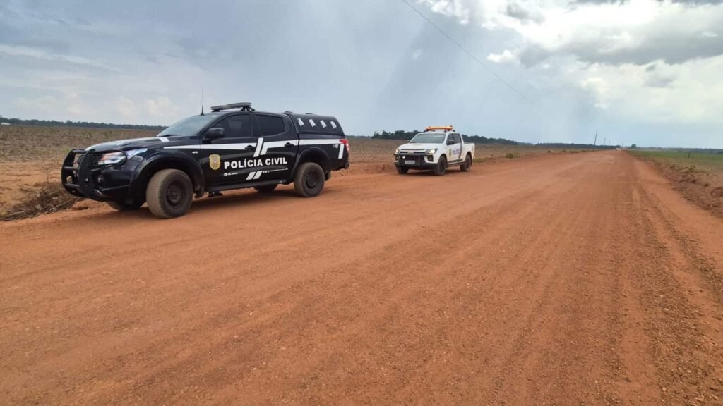 Viaturas da Polícia Civil e da Politec em estrada de terra na zona rural de Sinop