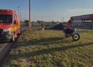 SINOP: colisão entre duas motocicletas deixa homem em estado gravíssimo na BR-163 Equipes de resgate no local do acidente entre duas motocicletas na BR-163