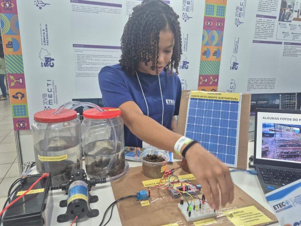 Estudantes apresentam projetos de ciência e tecnologia em estande da Mecti
