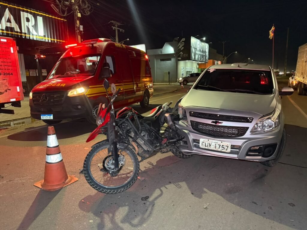 Veículos envolvidos em colisão na avenida Ênio Pipino, em Sinop