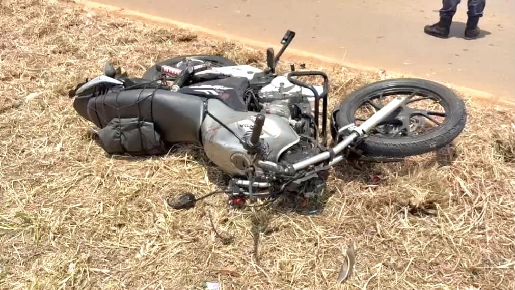 Motocicleta caída na margem da BR-163 após acidente em Sinop