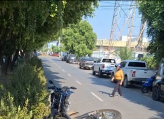 SINOP: carretinha acoplada a moto provoca colisão entre duas motocicletas na rua Figueiras Motocicleta tombada na via após acidente de trânsito em Sinop