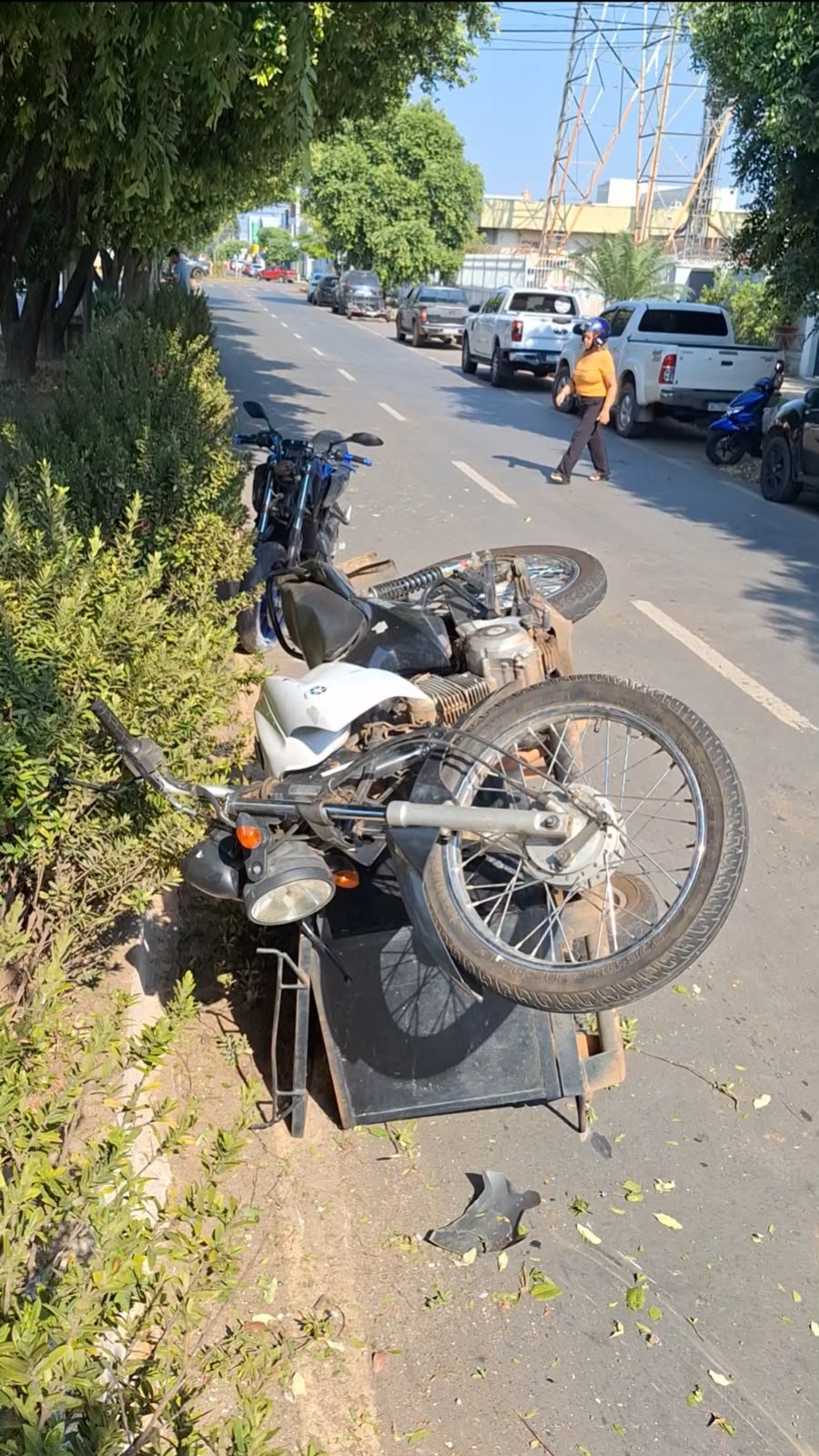 Motocicleta tombada na via após acidente de trânsito em Sinop