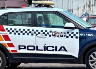 Viatura da Polícia Militar em ocorrência de violência doméstica