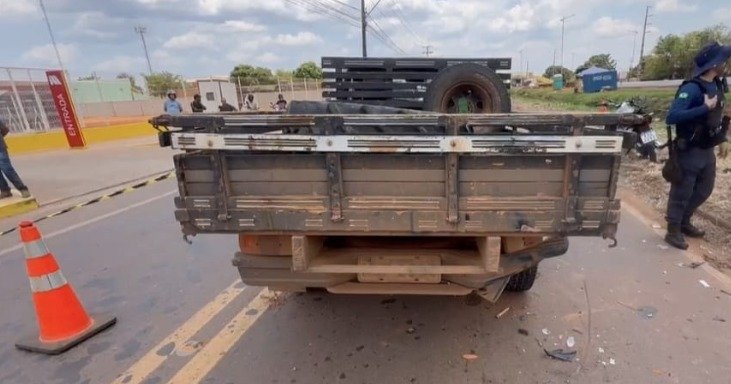 Caminhonete envolvida em acidente fatal de trânsito em Sinop, com policiais no local