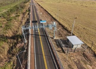 MT-130 passa a cobrar pedágio por sistema eletrônico sem cancelas entre Primavera do Leste e Paranatinga Vista aérea de pórtico de pedágio eletrônico sobre a MT-130