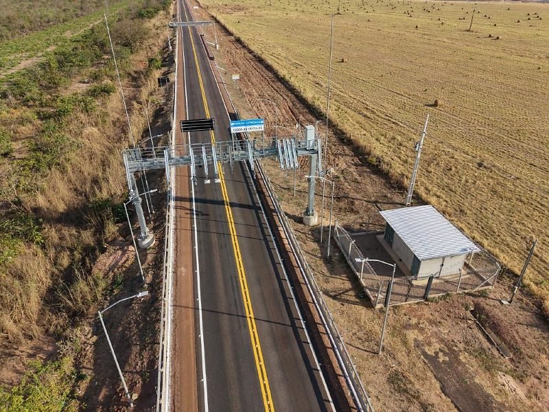 Vista aérea de pórtico de pedágio eletrônico sobre a MT-130