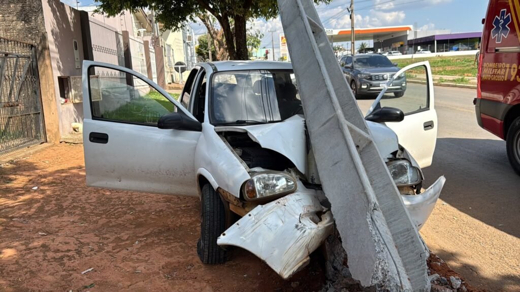Veículo e poste danificado após acidente em Sorriso