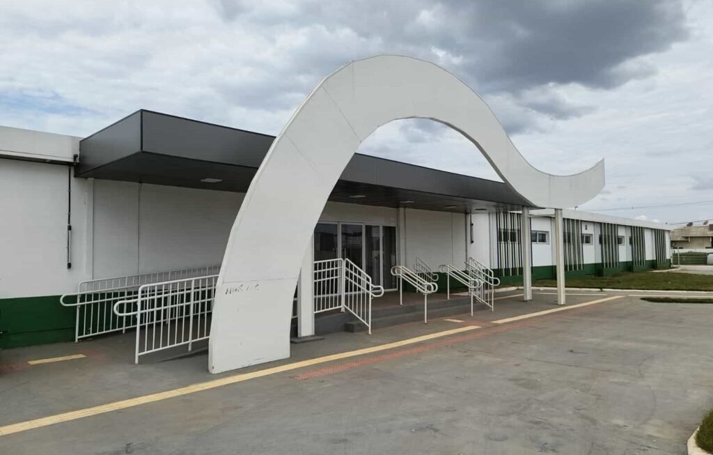 Prédio do hospital municipal de Sinop, no bairro Vila Itália, já concluído mas sem previsão de abertura