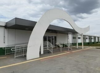Prédio do hospital municipal de Sinop, no bairro Vila Itália, já concluído mas sem previsão de abertura