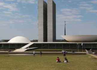 Calendário especial pode acelerar votação da PEC do fim da escala 6×1 Calendário especial pode acelerar votação da PEC do fim da escala 6x1