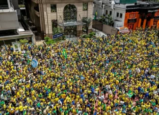 Campanha de Flávio Bolsonaro realiza manifestação na Paulista