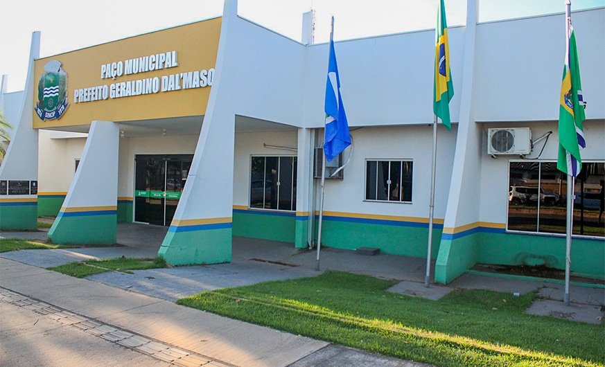 Fachada do Paço Municipal de Sinop com bandeiras