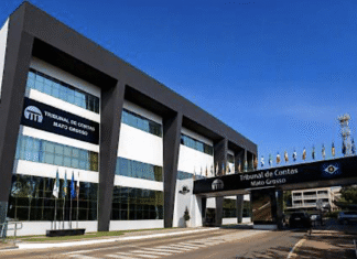 Fachada moderna do prédio do Tribunal de Contas de Mato Grosso sob céu azul