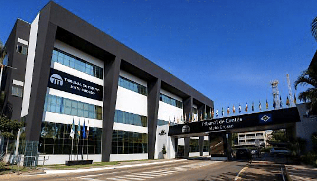 Fachada moderna do prédio do Tribunal de Contas de Mato Grosso sob céu azul