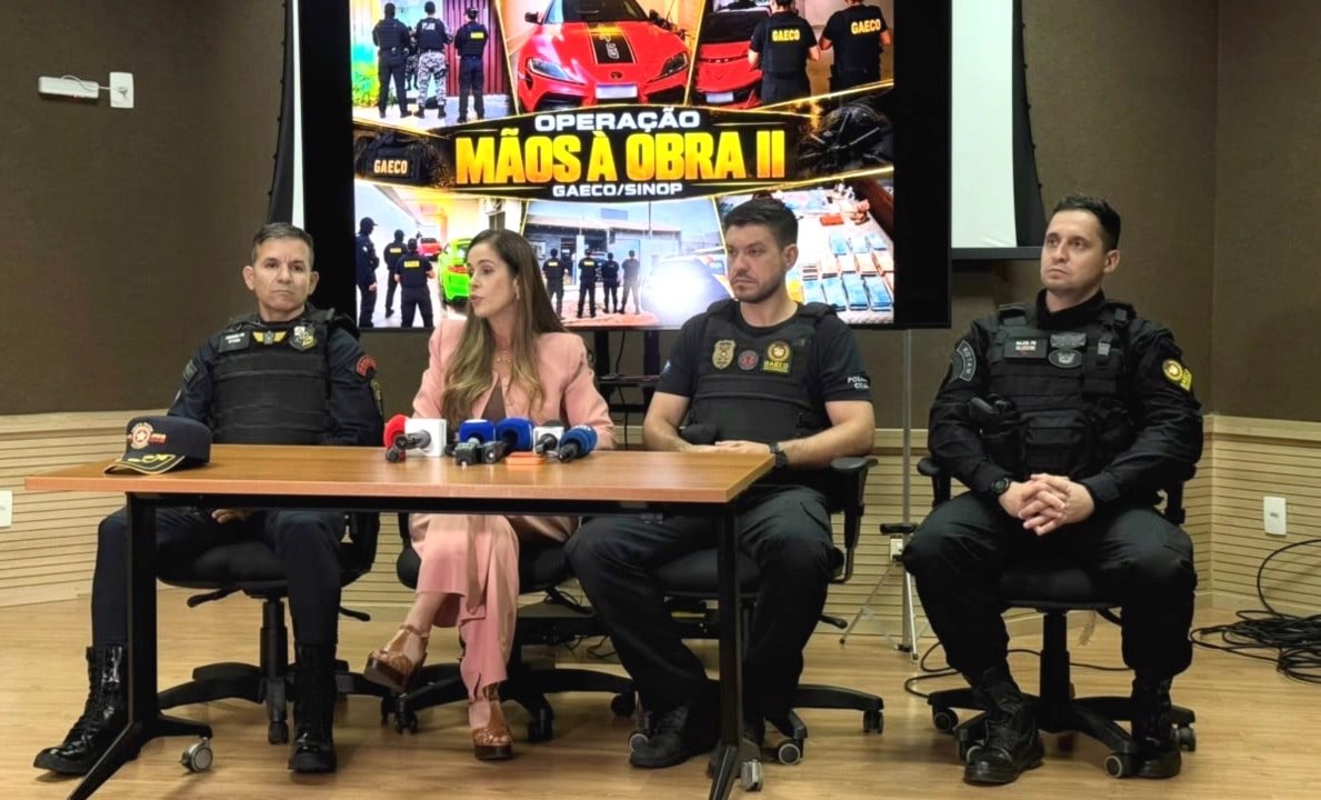 Agentes durante cumprimento de mandados na Operação Mãos à Obra em Sinop