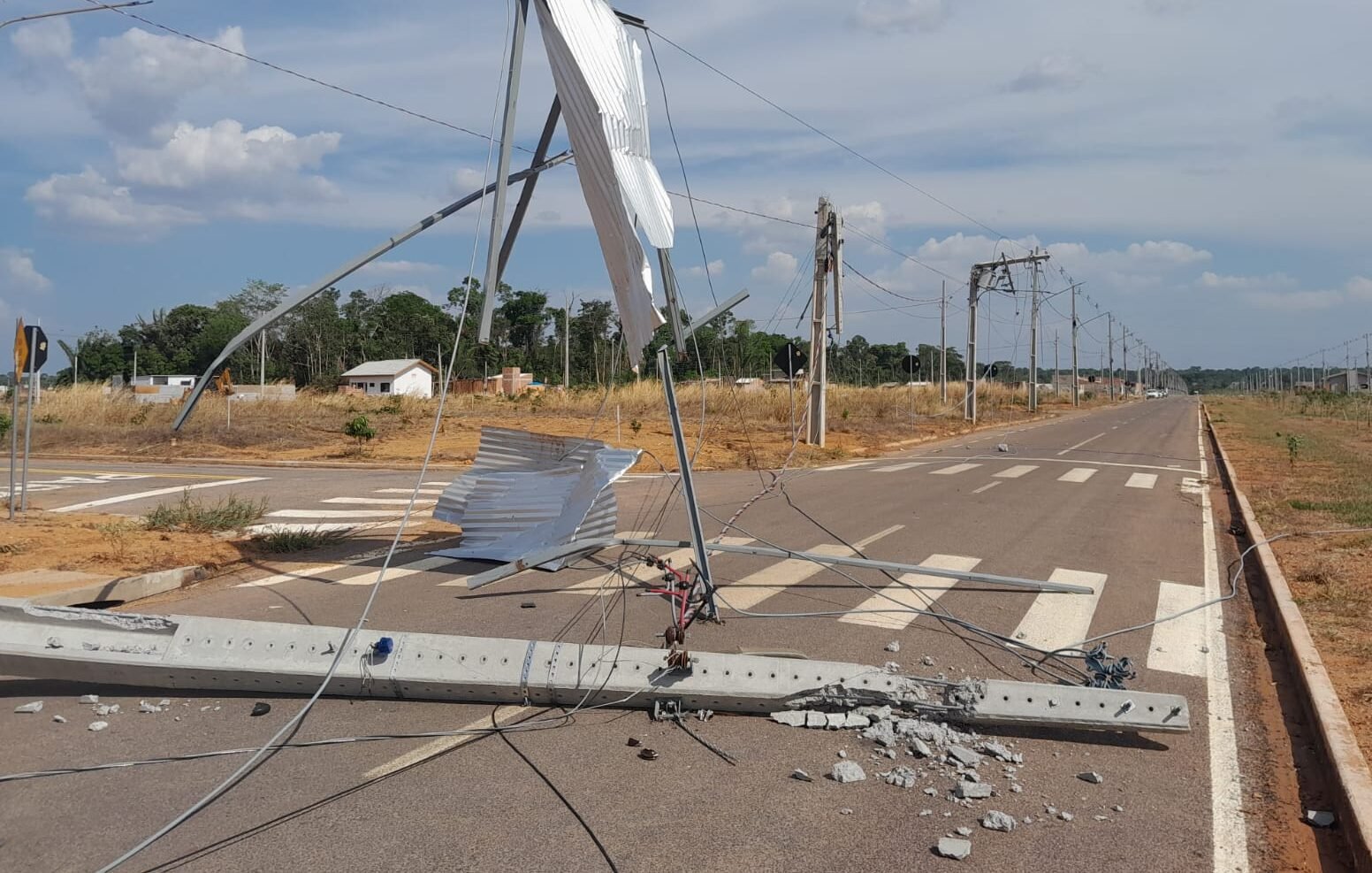 Postes danificados após temporal em Mato Grosso