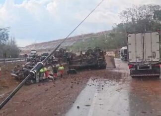 Carreta tombada na BR-364 em Jaciara
