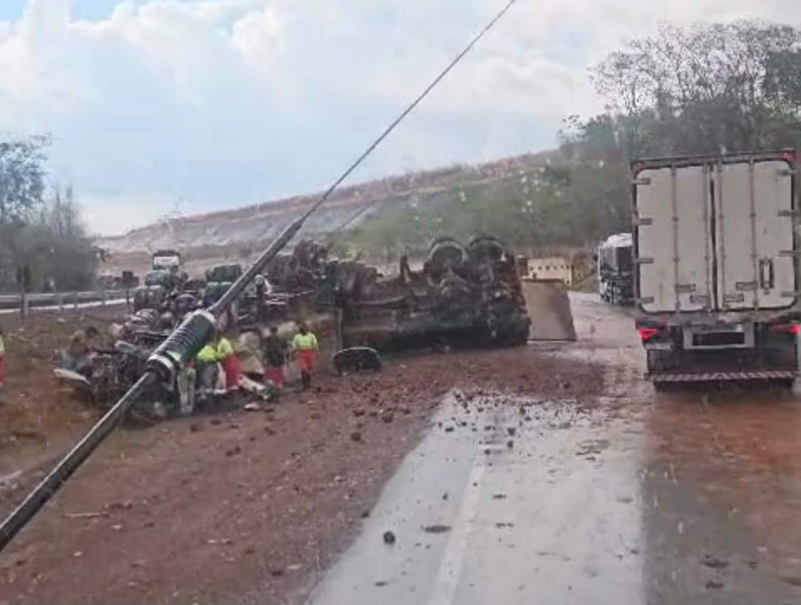 Carreta tombada na BR-364 em Jaciara