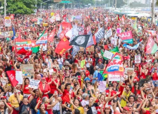 Milhares ocupam Copacabana em ato pela democracia e em apoio a Lula Milhares ocupam Copacabana em ato pela democracia e em apoio a Lula