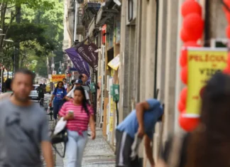 Fim da escala 6×1 traz esperança de mais tempo para família e saúde Fim da escala 6x1 traz esperança de mais tempo para família e saúde