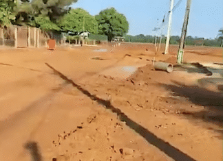 Rua de terra em obras de drenagem e pavimentação em Sinop