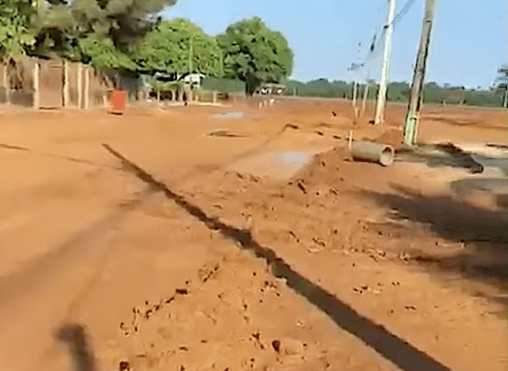 Rua de terra em obras de drenagem e pavimentação em Sinop