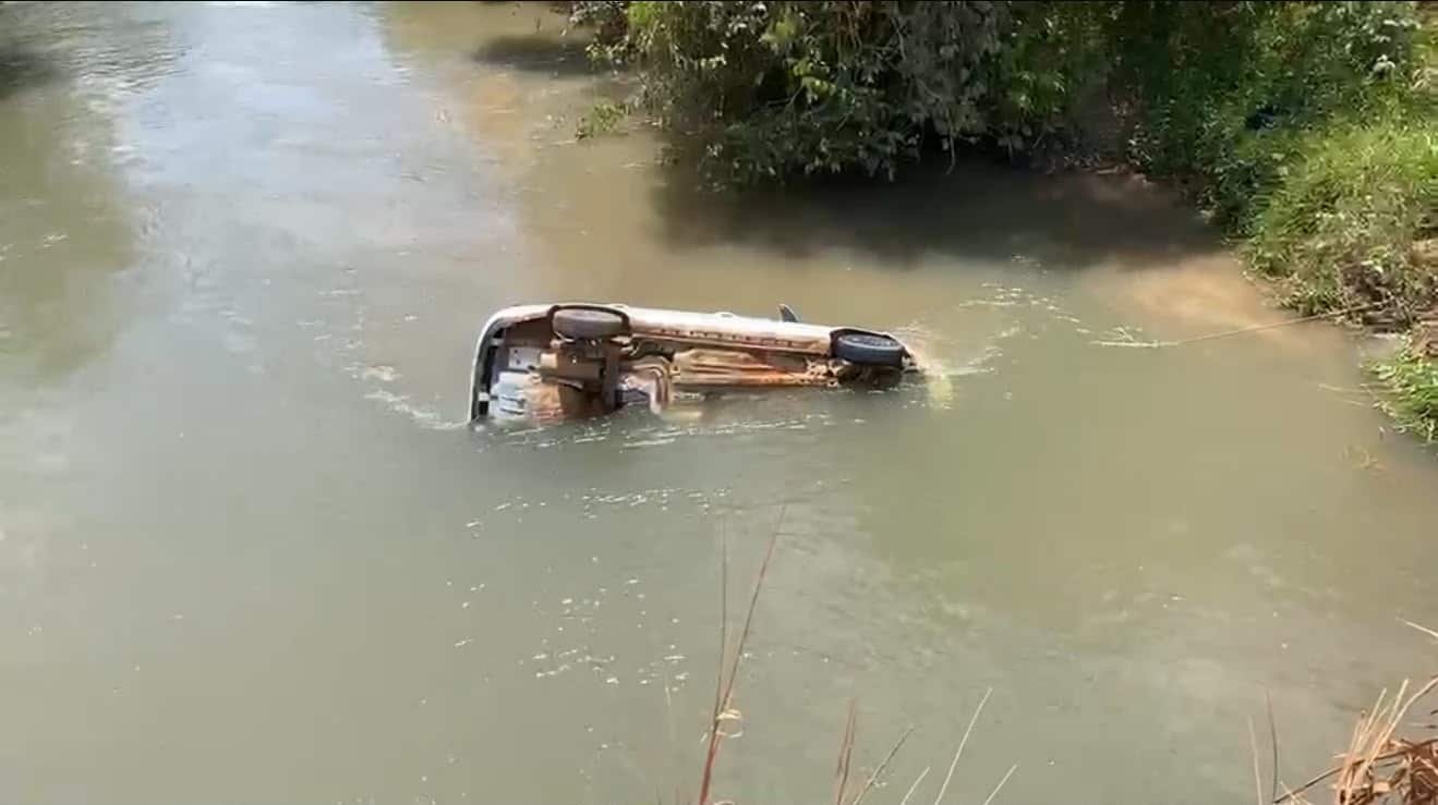 Criança de 1 ano fica em estado grave após carro cair em rio