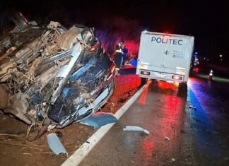 Carro capotado na beira da BR-163 ao lado de viatura da Politec