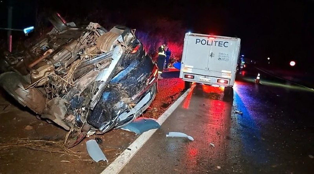 Carro capotado na beira da BR-163 ao lado de viatura da Politec