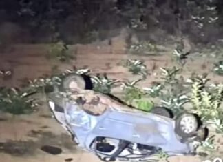 Carro capotado às margens da MT-235 durante a noite