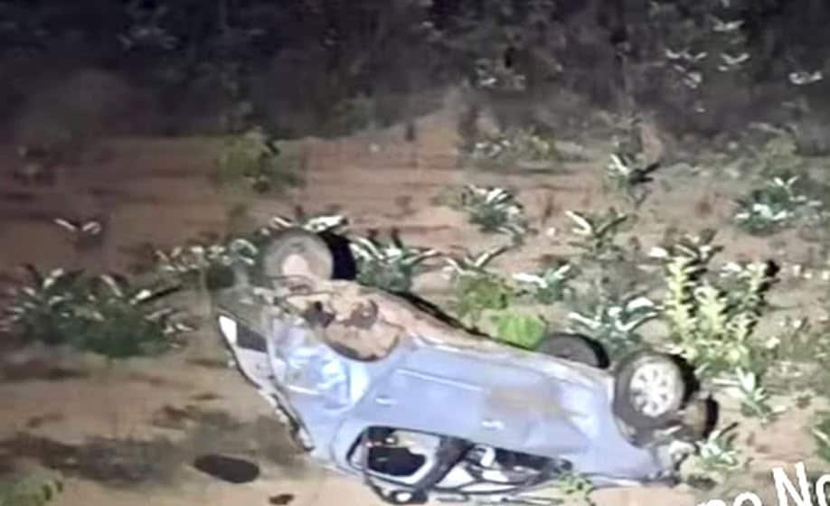 Carro capotado às margens da MT-235 durante a noite