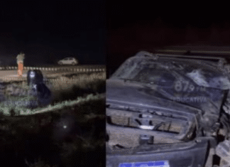 Caminhonete danificada às margens de rodovia à noite, sem ocupantes visíveis