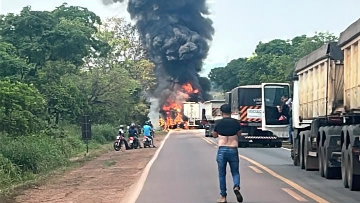Veículos em chamas às margens da BR-364 em Rosário Oeste