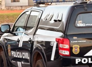 Viatura da Polícia Civil estacionada