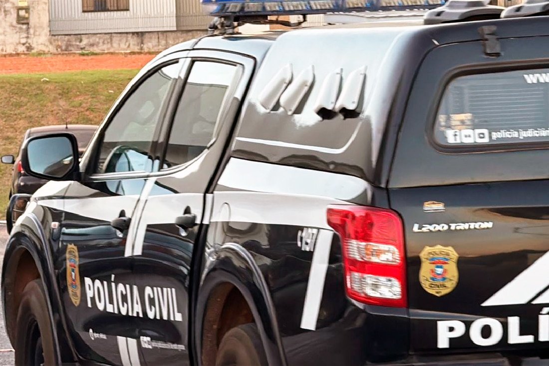 Viatura da Polícia Civil estacionada
