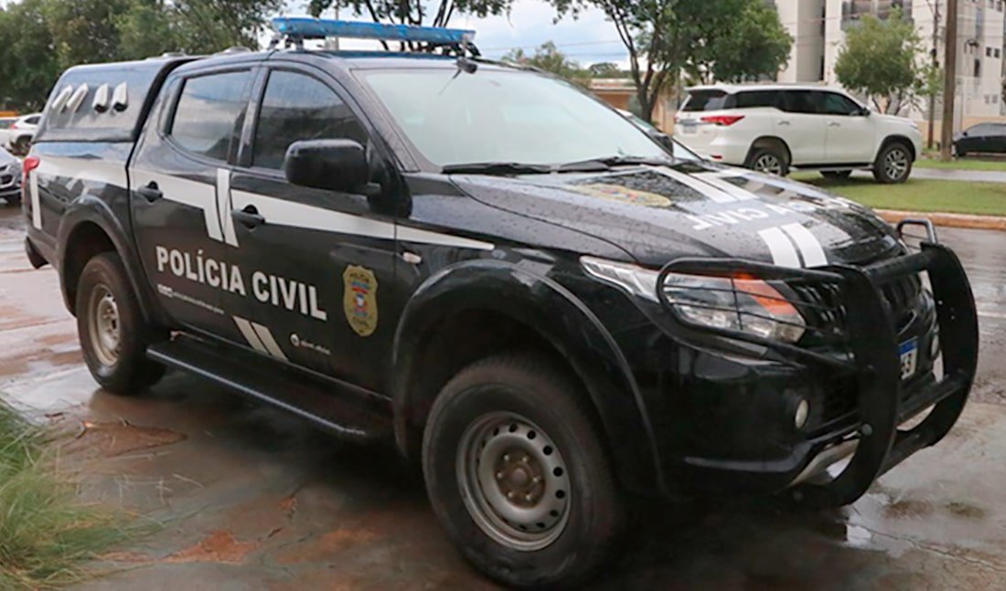 Viatura da Polícia Civil estacionada
