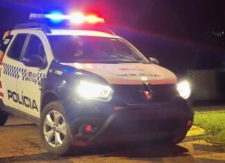 Viatura da Polícia Militar com luzes acesas durante a noite