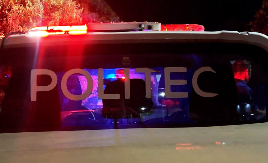Viaturas policiais estacionadas em via pública durante ocorrência