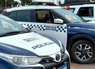 Viaturas da Polícia Militar estacionadas lado a lado
