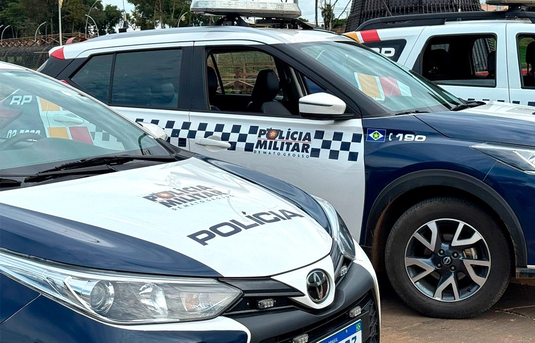 Viaturas da Polícia Militar estacionadas lado a lado