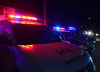 Viaturas da Polícia Militar com giroflex acionado durante a noite