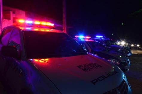 Viaturas da Polícia Militar com giroflex acionado durante a noite