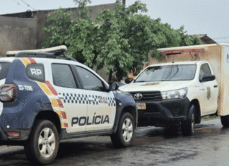 SINOP: polícia detém três suspeitos por homicídio de homem levado vivo no porta-malas Viaturas policiais estacionadas em via pública