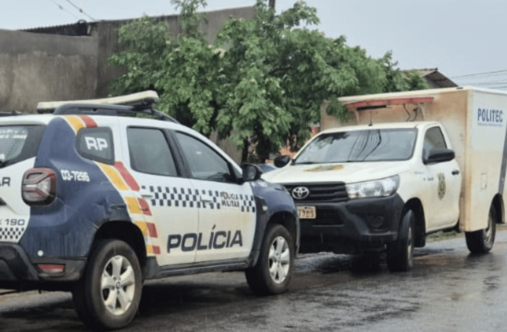 Viaturas policiais estacionadas em via pública