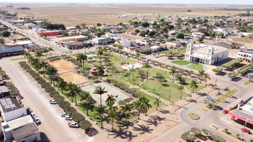 Vista aérea de praça central e área urbana de cidade do interior de Mato Grosso